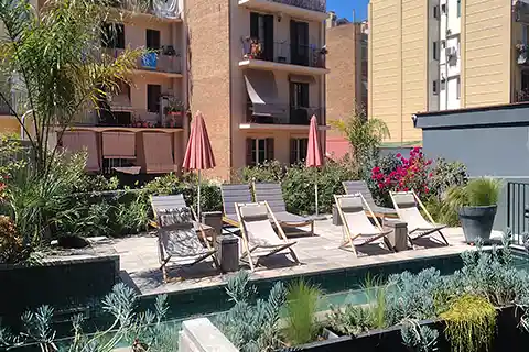 Jardinería en el vestíbulo de un hotel