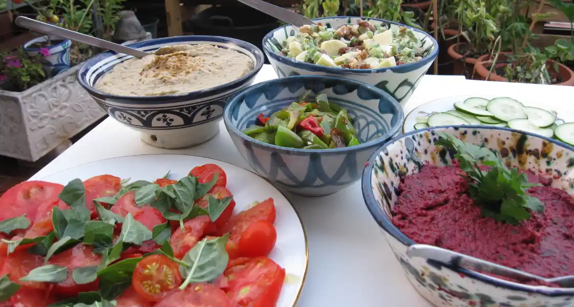 Cosecha propia en casa - tomates, albahaca, perejil, remolachas, pepinos y pimientos