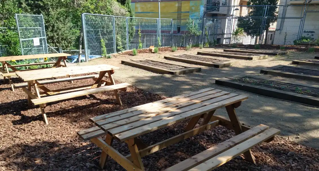 Un huerto escolar recién acabado - esperando ser cultivado por los alumnos